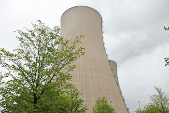 Erster Blick auf die gewaltigen Kühltürme des AKW!